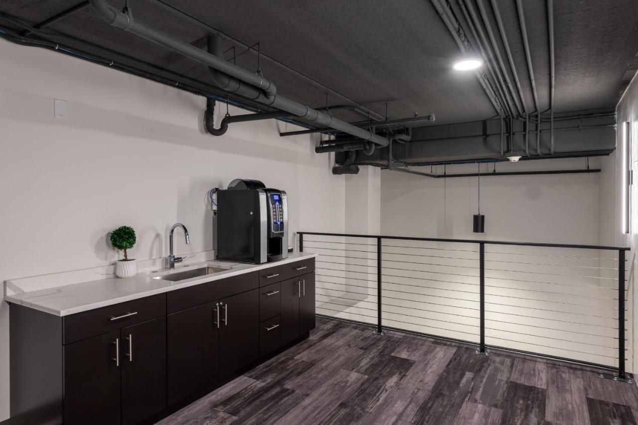 Modern 1Br Apt With Skywalk To Fiserv, Rooftop, And Parking Милуоки Екстериор снимка