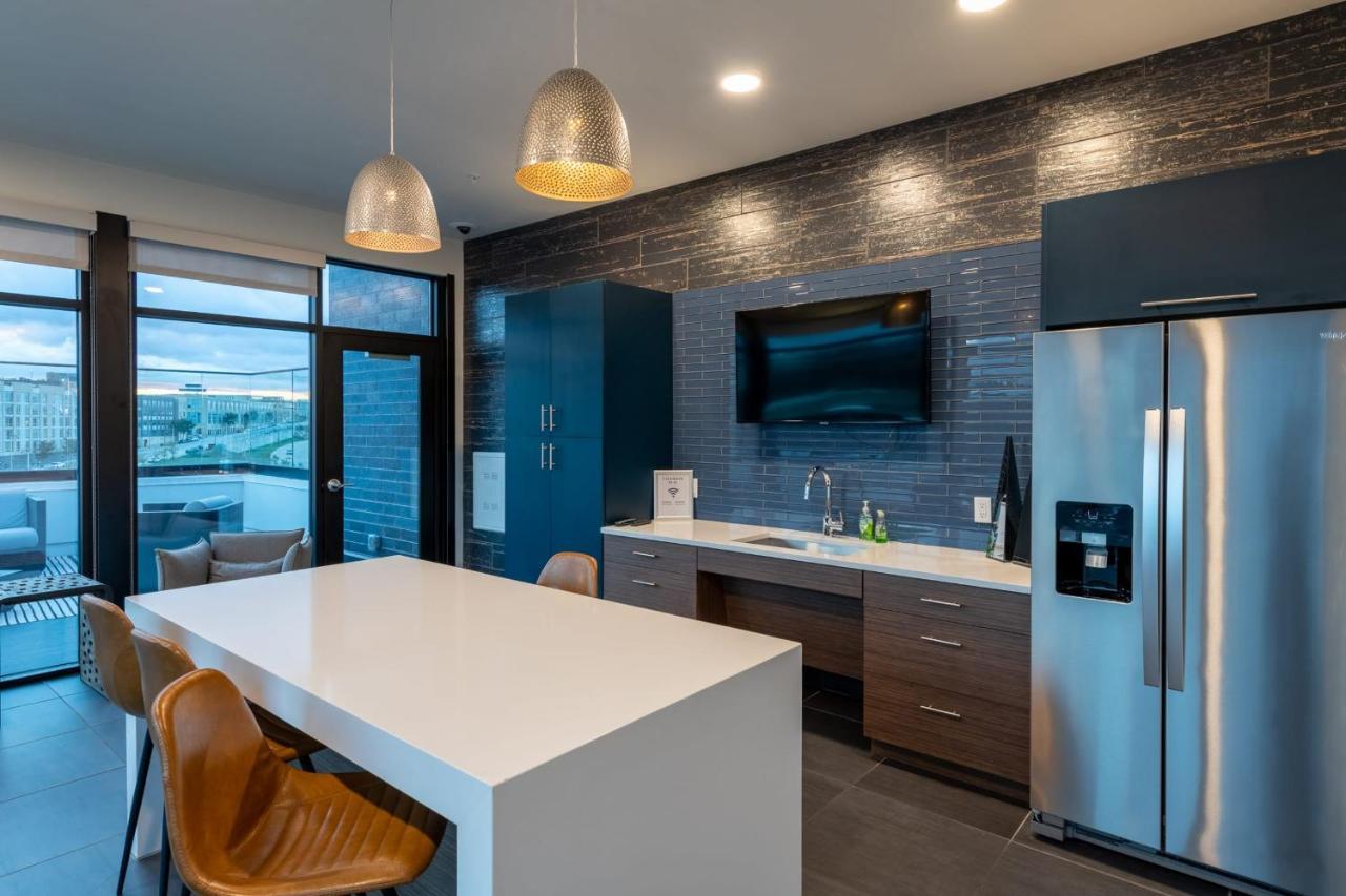 Modern 1Br Apt With Skywalk To Fiserv, Rooftop, And Parking Милуоки Екстериор снимка